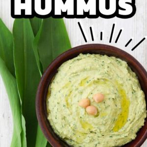 Eine Schale mit Bärlauch Hummus