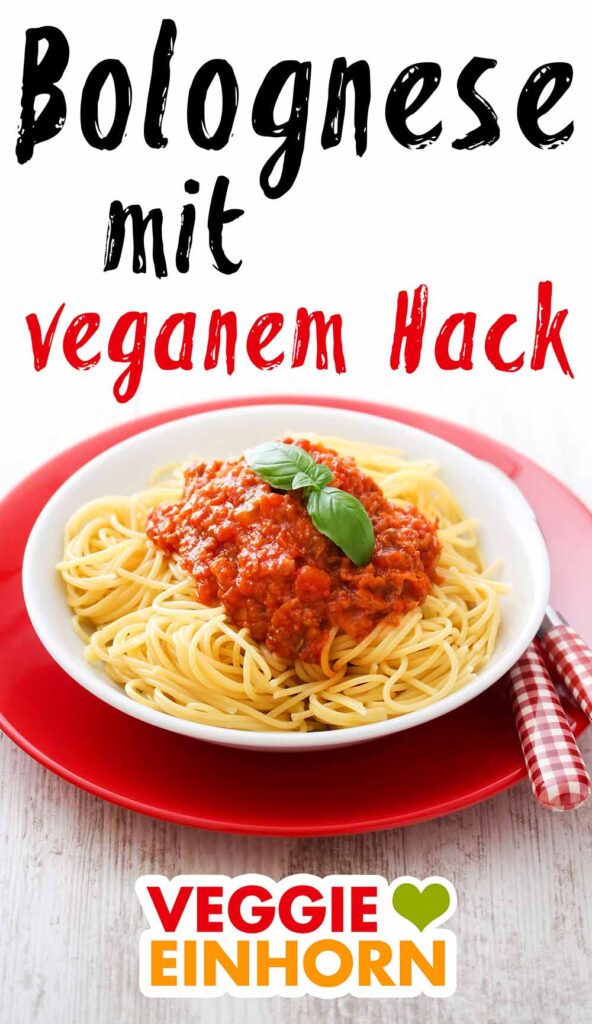 Ein Teller mit Spaghetti und veganer Bolognese Sauce mit Hack