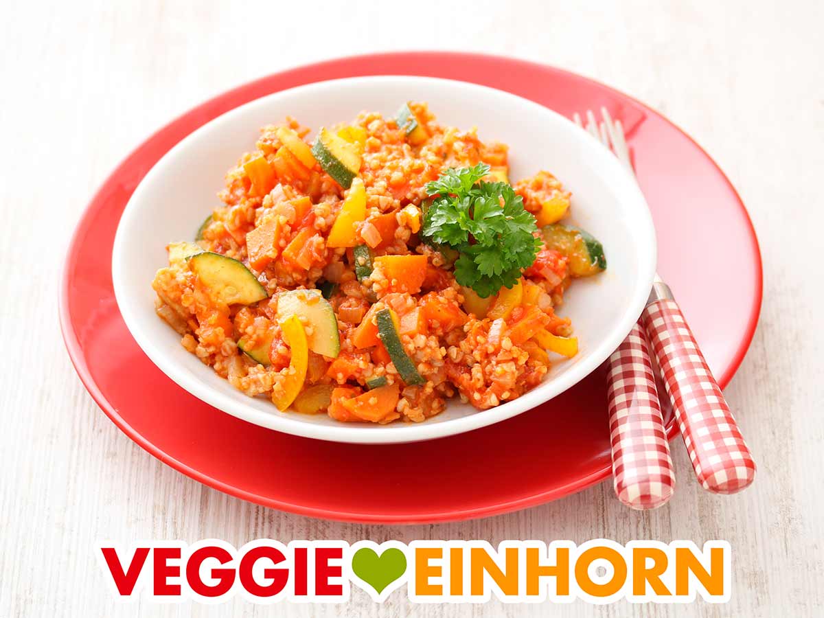 Vegane Gemüsepfanne mit Hirse und Buchweizen serviert auf Teller