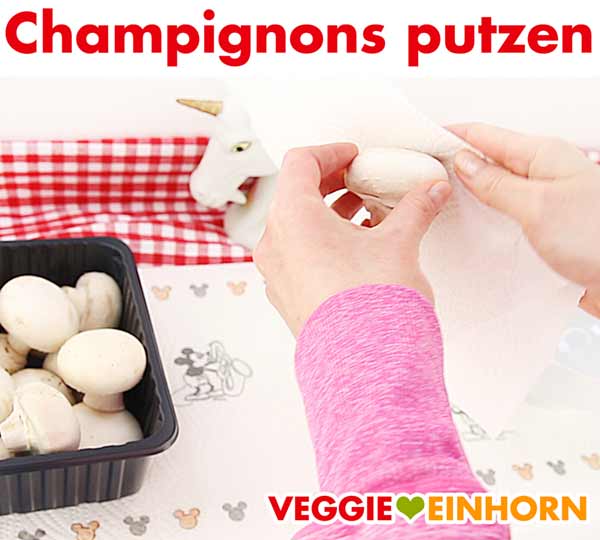 Champignons mit Küchenpapier säubern