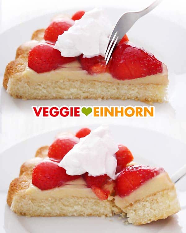 Ein Stück veganer Erdbeerkuchen mit Pudding und Sahne