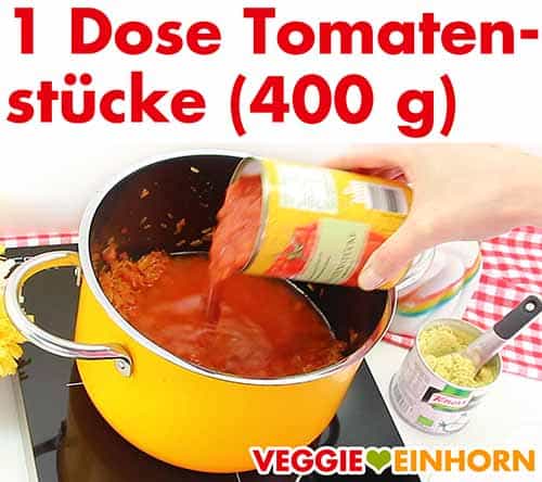 Eine Dose Tomatenstücke zufügen