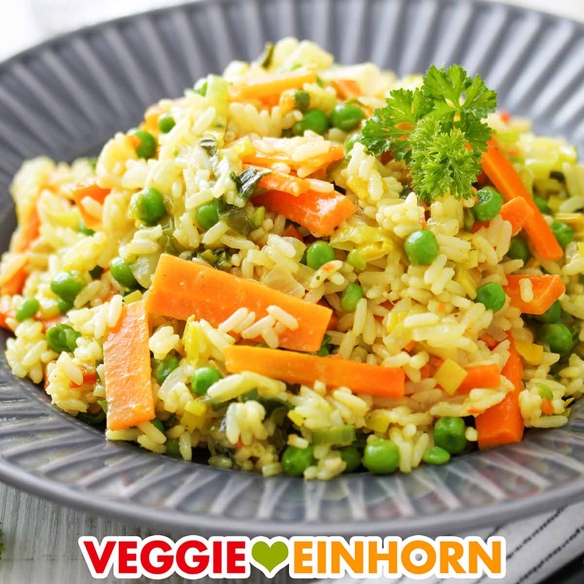 Curry Reis Pfanne mit Gemüse auf einem Teller