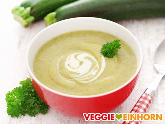 Vegane Zucchinisuppe mit Kartoffeln | Einfach &amp; lecker