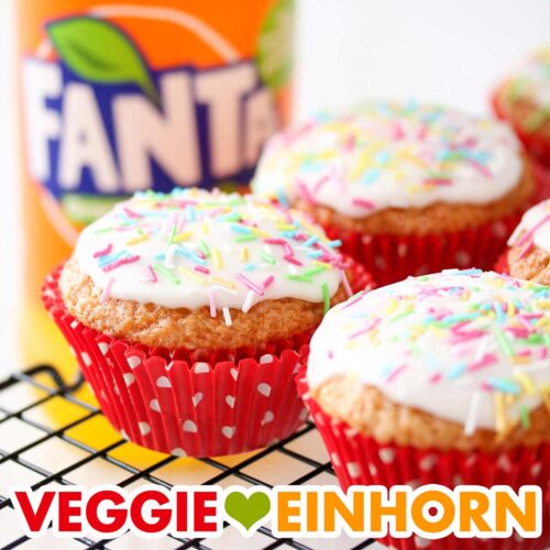 Eine Flasche Fanta und Fanta Muffins