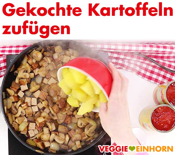 Gekochte Kartoffeln zufügen zum Tofu Gulasch