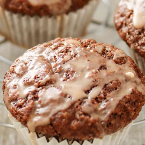 Ein Gewürzkuchen Muffin mit Zimtglasur