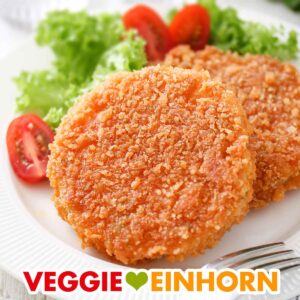 Zwei vegane Kohlrabischnitzel auf einem Teller