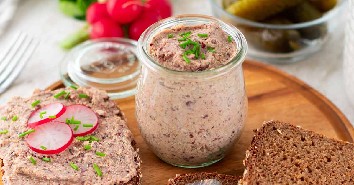 Herzhafte vegane Leberwurst aus Kidneybohnen und Räuchertofu Herzhafte vegane Leberwurst aus Kidneybohnen und Räuchertofu