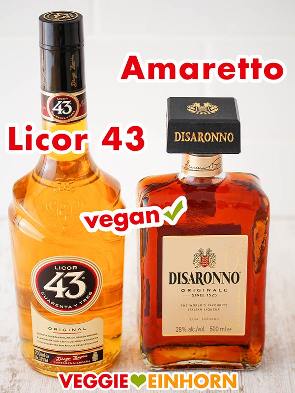 Eine Flasche Licor 43 und eine Flasche Amaretto von Disaronno