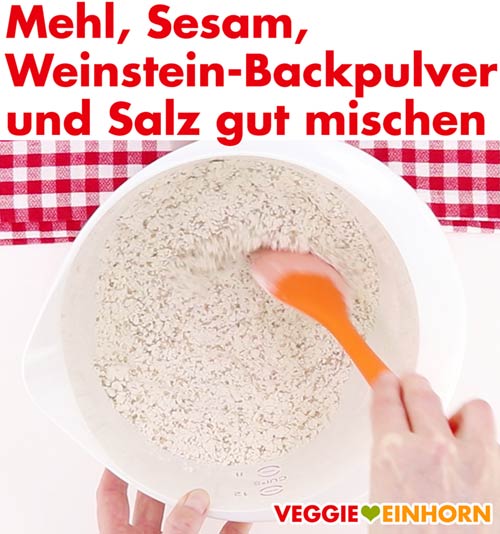 Mehl, Sesam, Weinstein-Backpulver, Salz