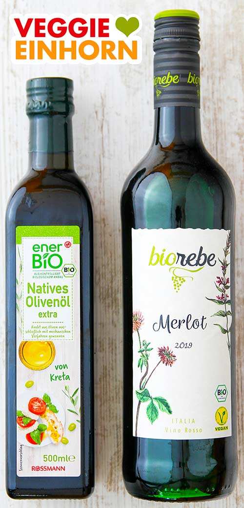 Eine Flasche Olivenöl und eine Flasche veganer Rotwein