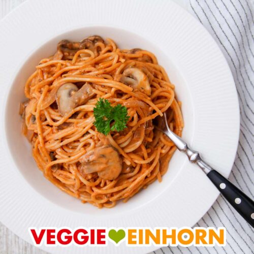 Ein Teller One Pot Pasta mit Champignons