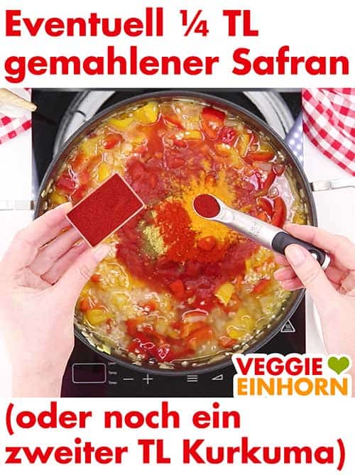 Vegane Paella wird mit gemahlenem Safran gewürzt