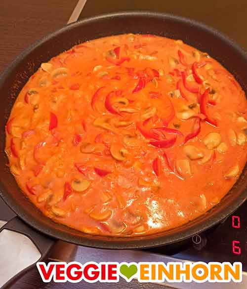 Einfaches Curry mit Paprika und Champignons in einer Pfanne