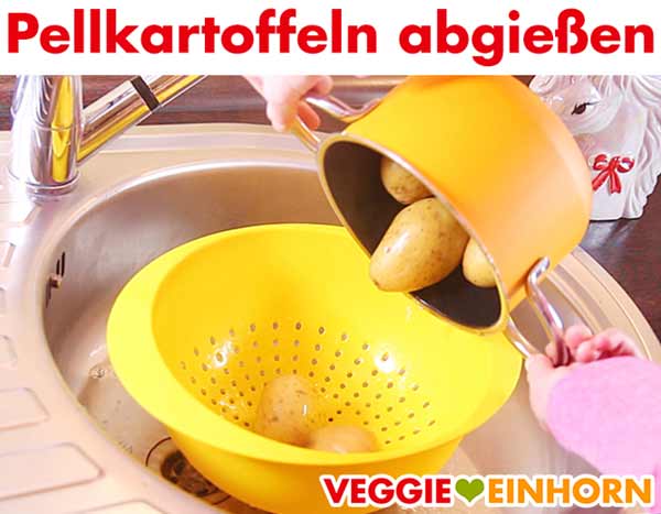 Pellkartoffeln abgießen