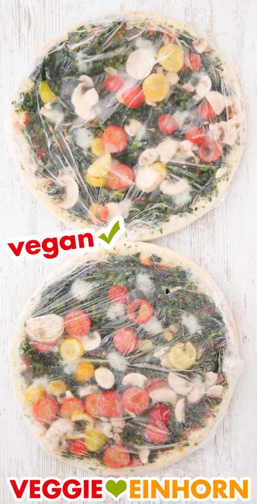 Zwei tiefgefrorene Pizzen in Plastikfolie