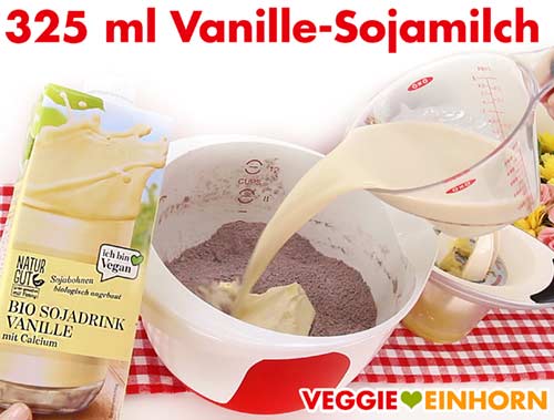 Vanille-Sojamilch zum Teig geben