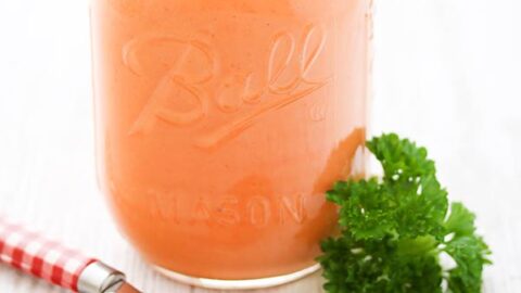 Ein Glas mit veganer Burger Soße