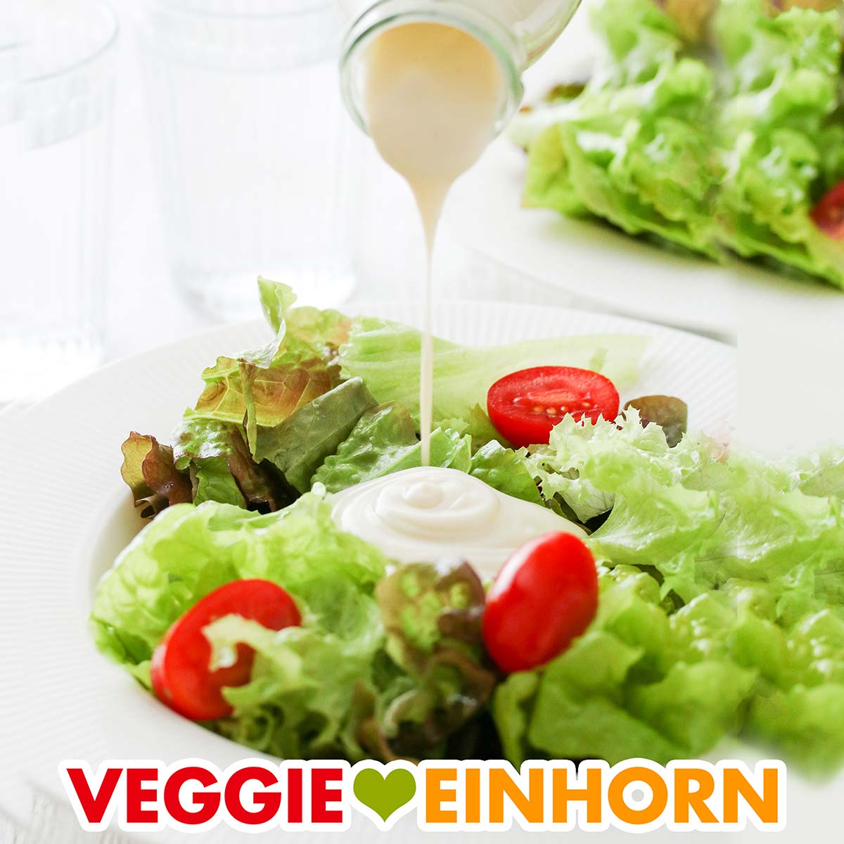 Vegane Knoblauch Joghurt Soße wird über Salat gegossen