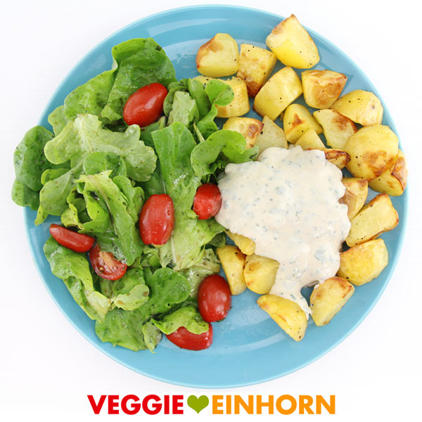 Ofenkartoffeln mit veganem Kräuterquark und Salat
