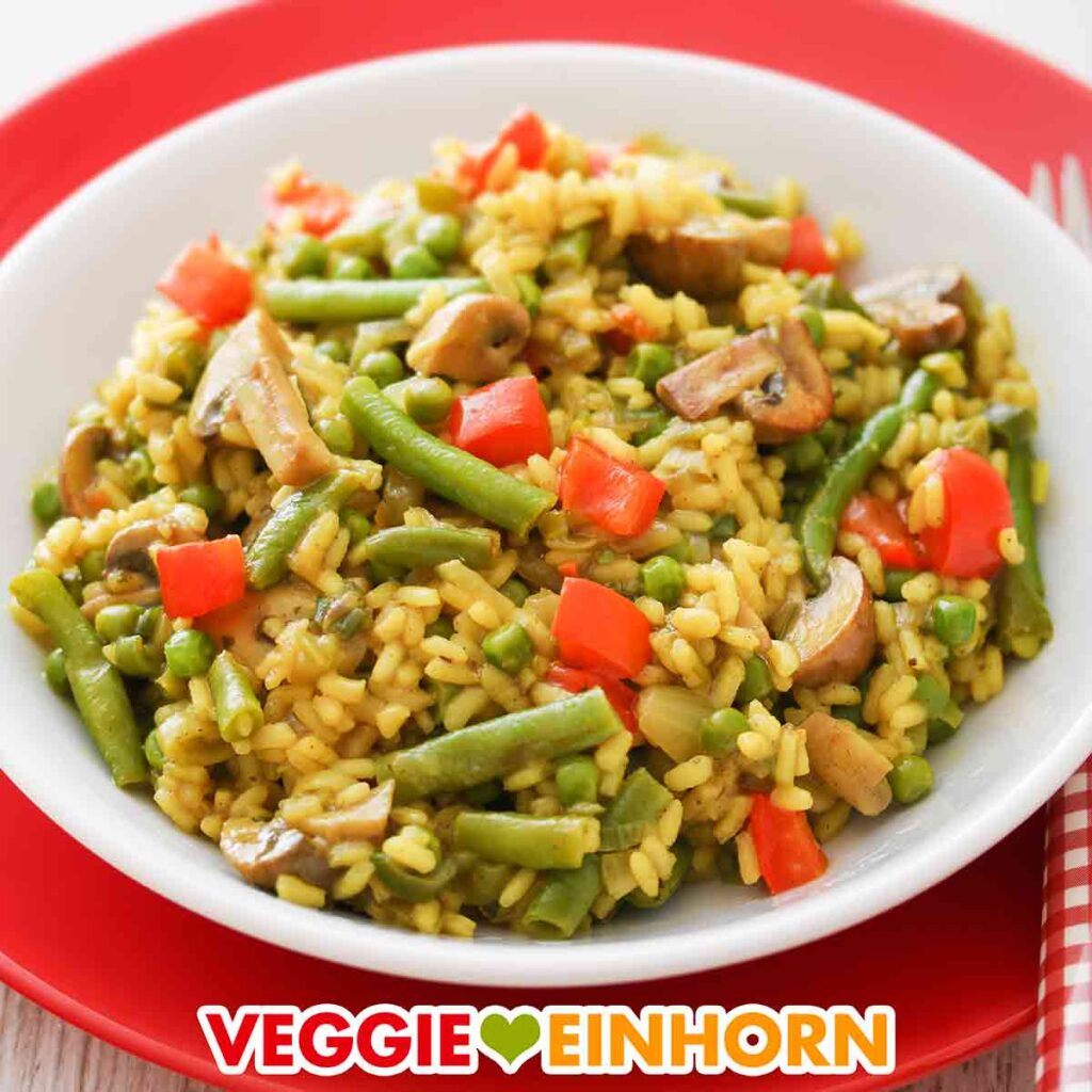 Vegane Reispfanne mit Bohnen, roten Paprika und Champignons