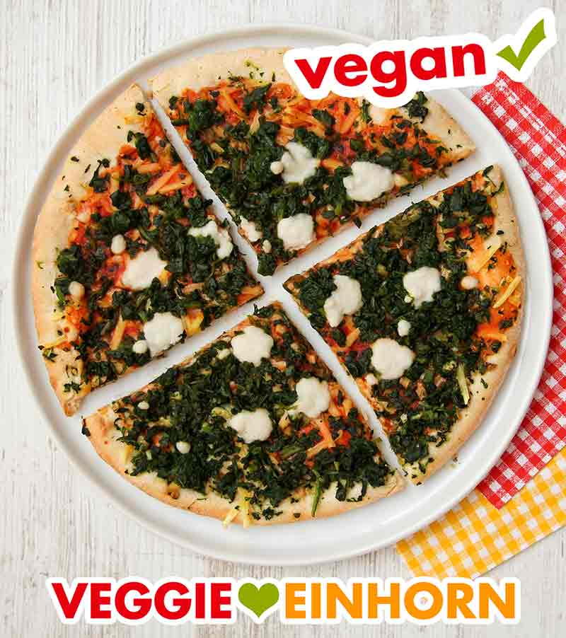 Vier Stücke vegane Pizza Spinaci von Veganz auf einem Teller