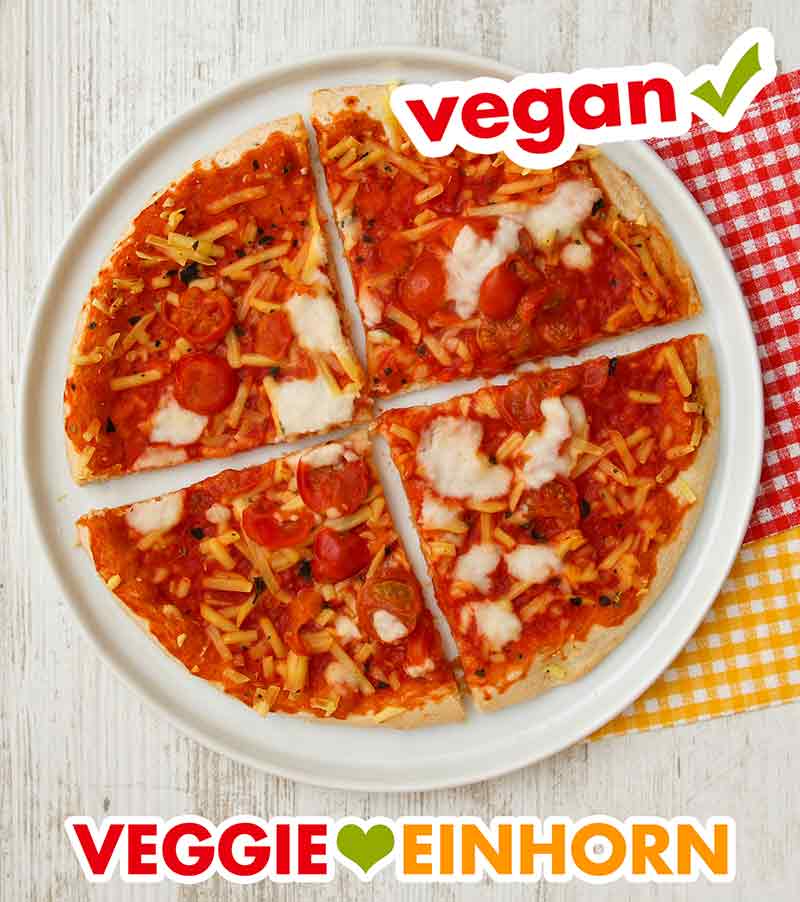 Vier Stücke vegane Pizza Tricolore von Veganz auf einem Teller
