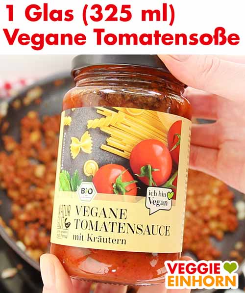 Ein Glas mit veganer Tomatensoße