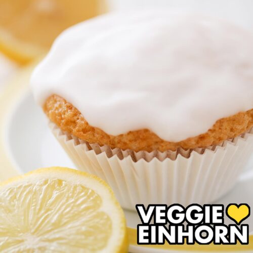 Ein veganer Zitronenmuffin und eine Scheibe Zitrone