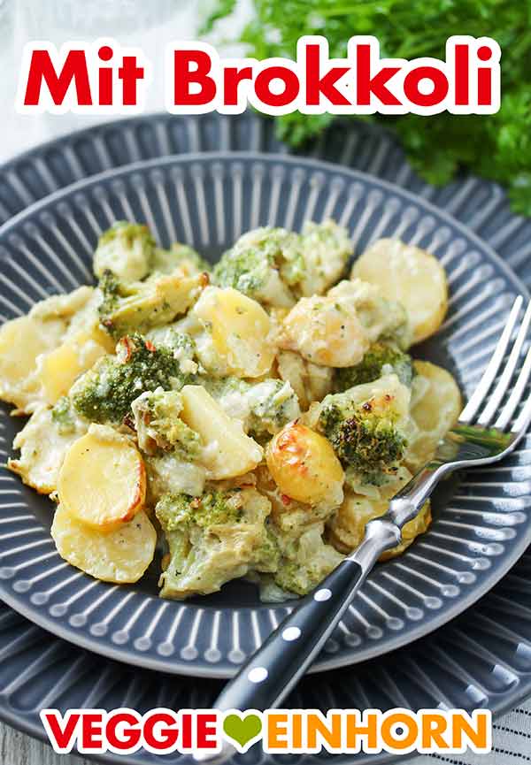 Veganer Auflauf mit Brokkoli und Kartoffeln auf einem Teller