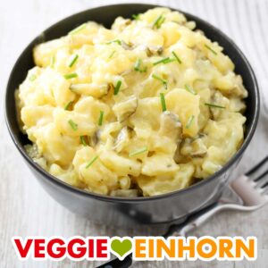 Eine Schüssel mit veganem Kartoffelsalat mit Mayo