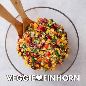 Veganer Quinoa Salat mit Paprika, Mais und Kidneybohnen
