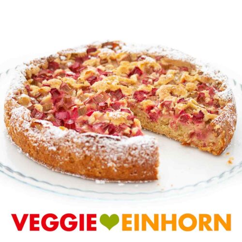 Veganer Rhabarberkuchen auf einer Kuchenplatte