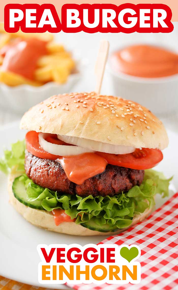 Der Pea Burger Patty in einem Burgerbrötchen mit Burgersoße