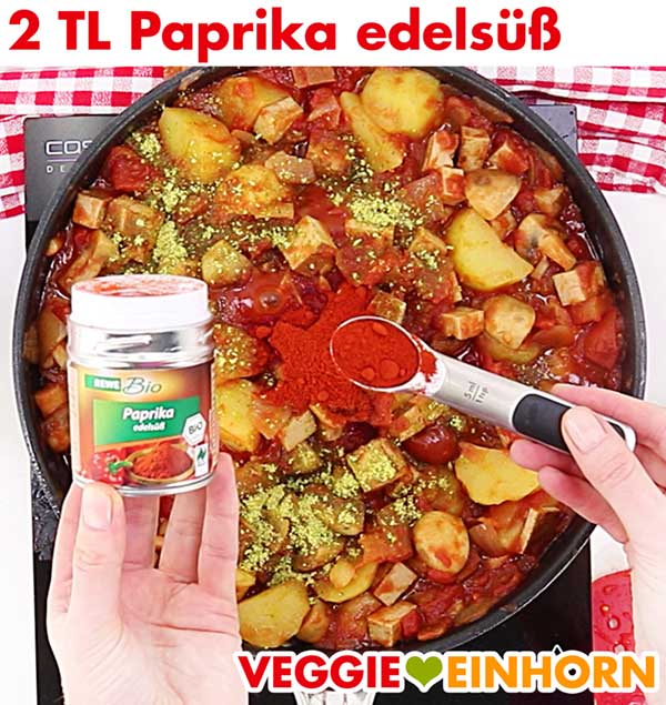 Tofu Gulasch würzen mit Paprika edelsüß Pulver