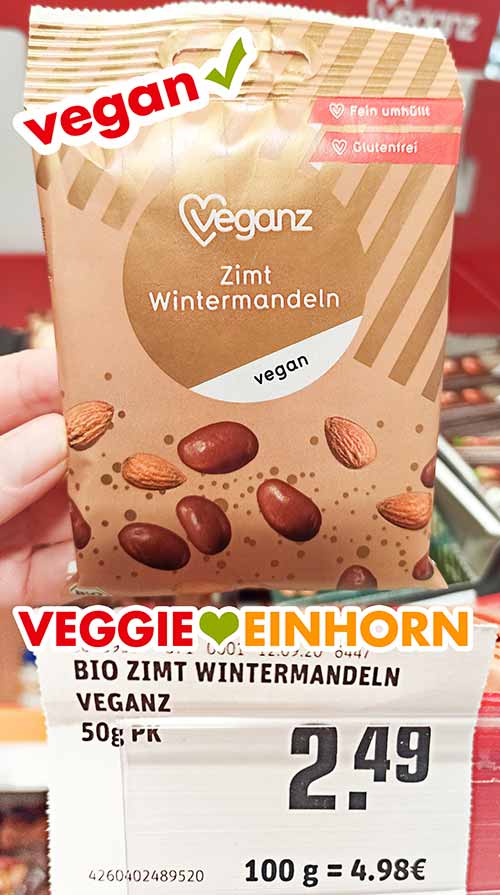 Eine Packung Zimt Wintermandeln von Veganz im Supermarkt