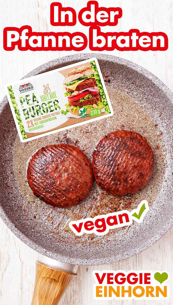 Zwei Pea Burger in einer Bratpfanne