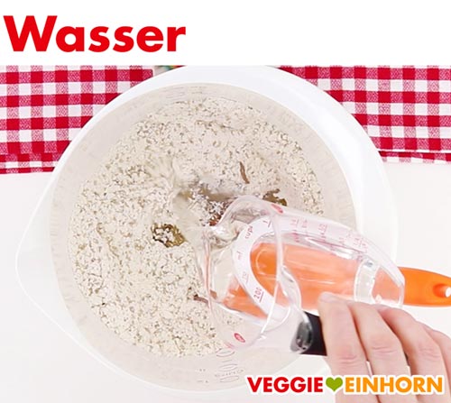 Wasser zufügen zum Teig für vegane Cracker