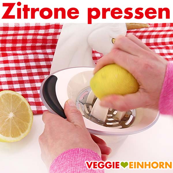 Zitrone pressen für veganes Tahin-Joghurtdressing