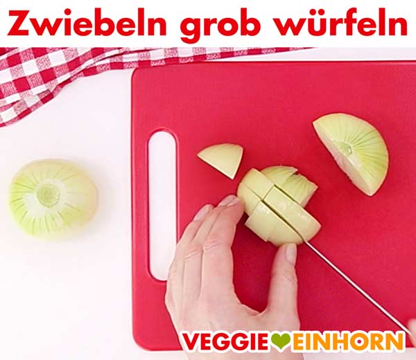 Zwiebeln grob würfeln