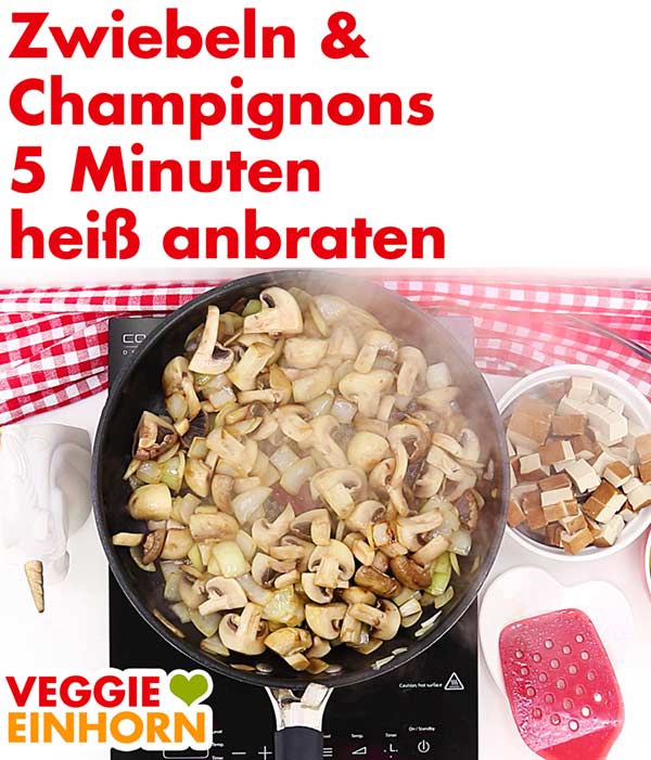 Zwiebeln und Champignons heiß anbraten