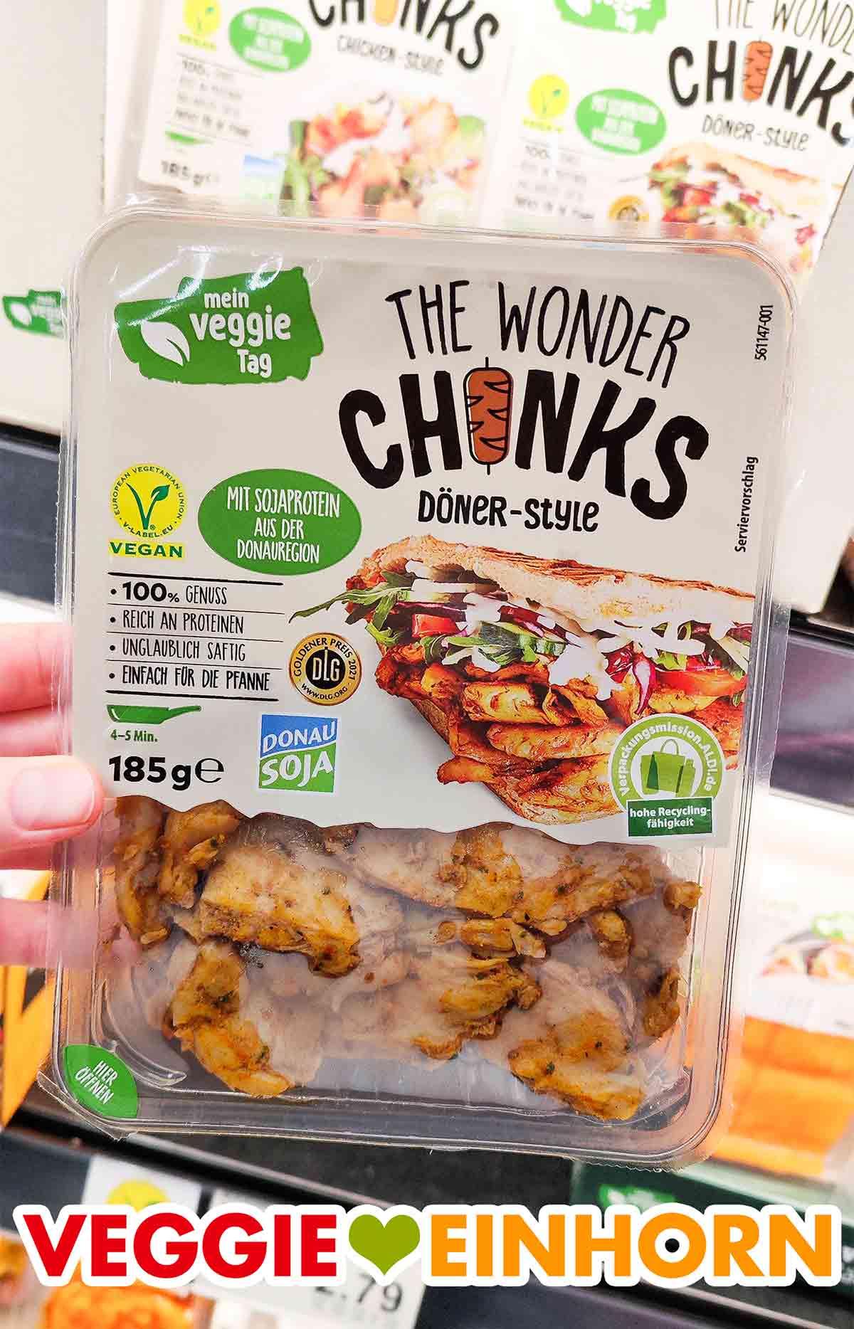 Eine Hand hält eine Packung veganes Wonder Chunks Dönerfleisch im Aldi