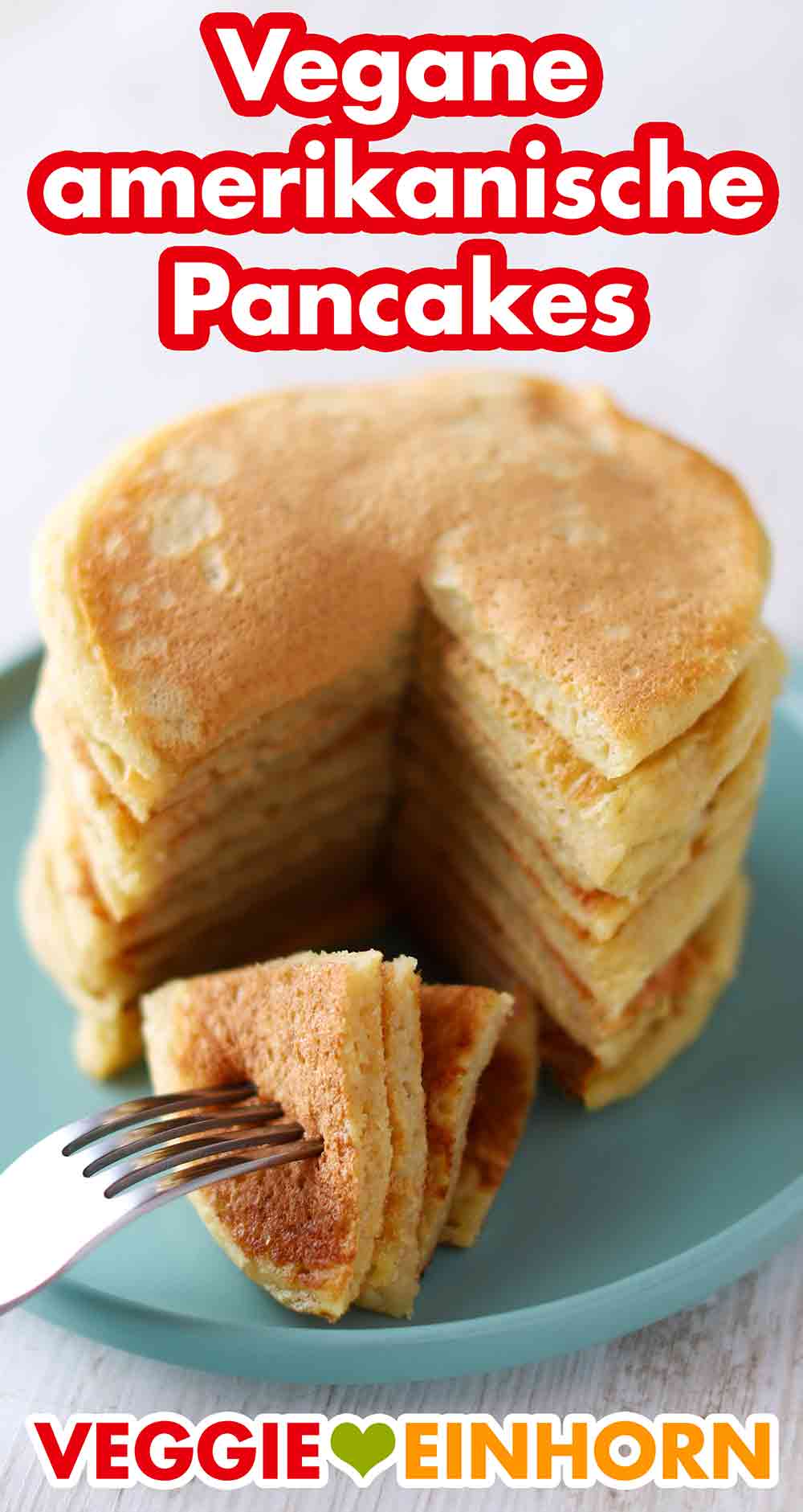Ein Stapel vegane amerikanische Pancakes auf einem Teller