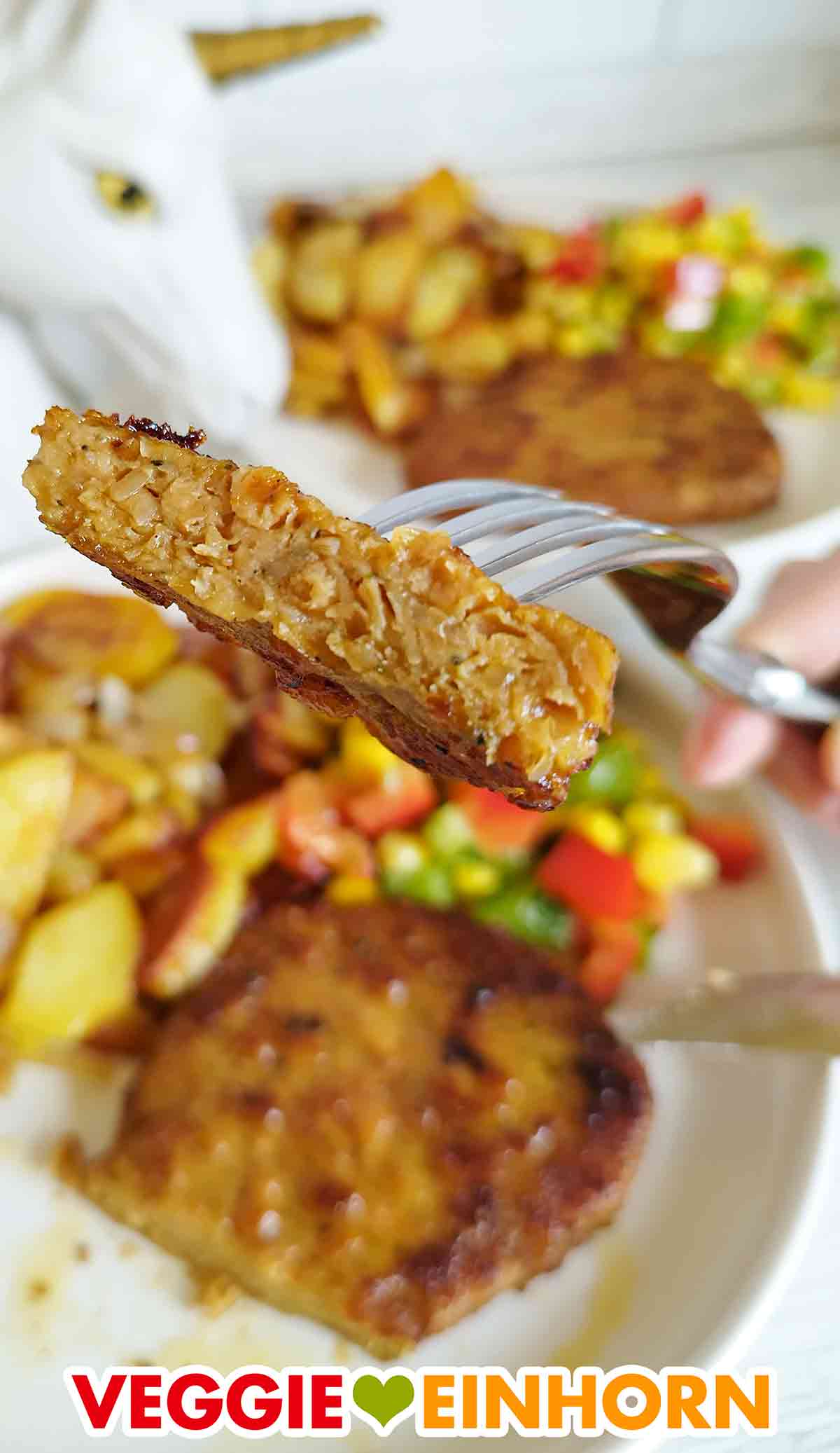 Ein Stück veganes Steak Wild Pepper von Green Legend auf einer Gabel