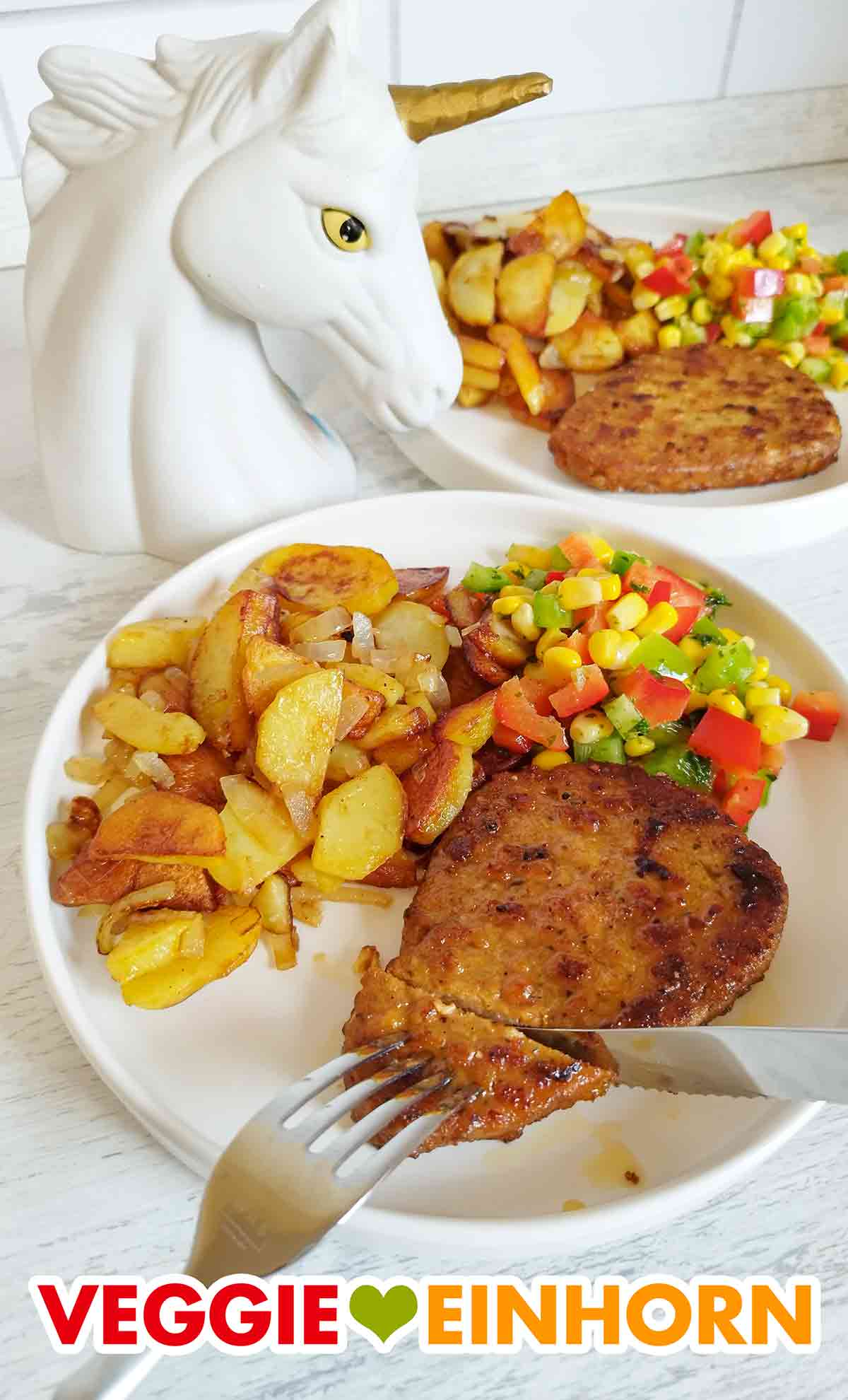 Das vegane Steak von Green Legend wird mit Messer und Gabel angeschnitten