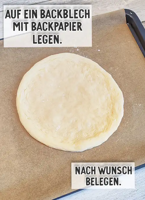 Ein runder Pizzaboden liegt auf einem mit Backpapier ausgelegten Backblech und ist bereit, nach Wunsch belegt zu werden.