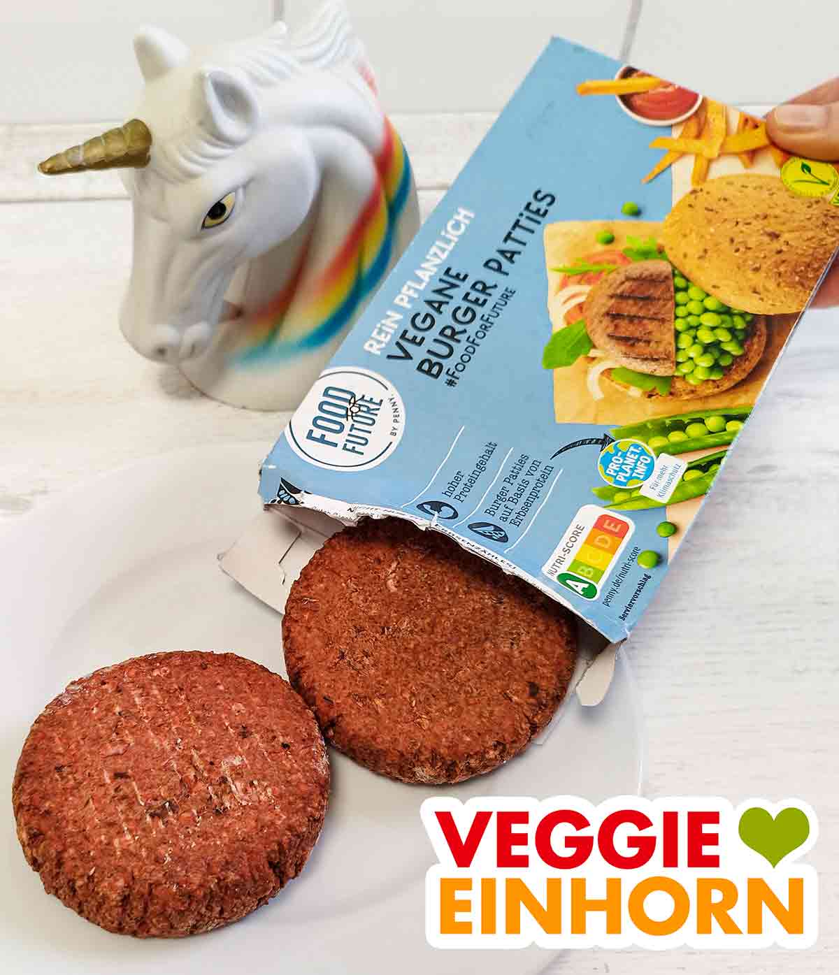 Auspacken der tiefgefrorenen veganen Burger Patties von Penny Food for Future