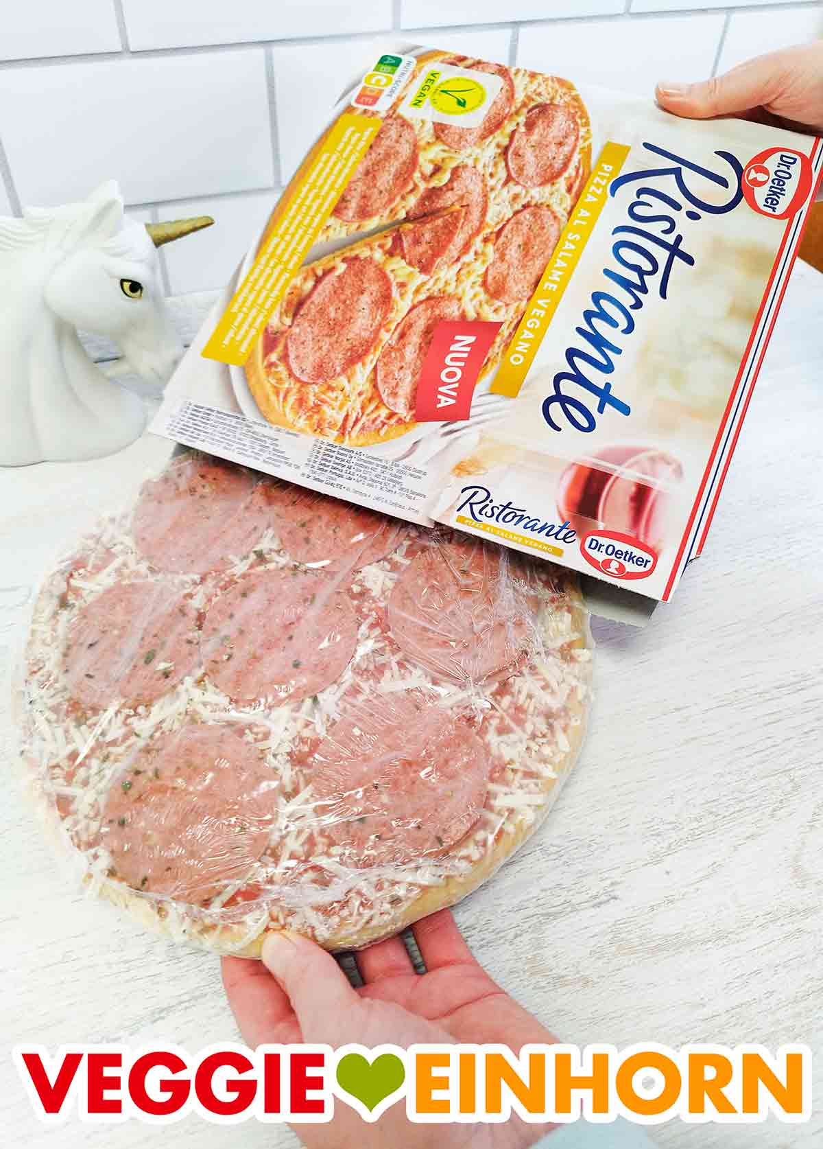 Auspacken der veganen Pizza Ristorante Salami von Dr. Oetker