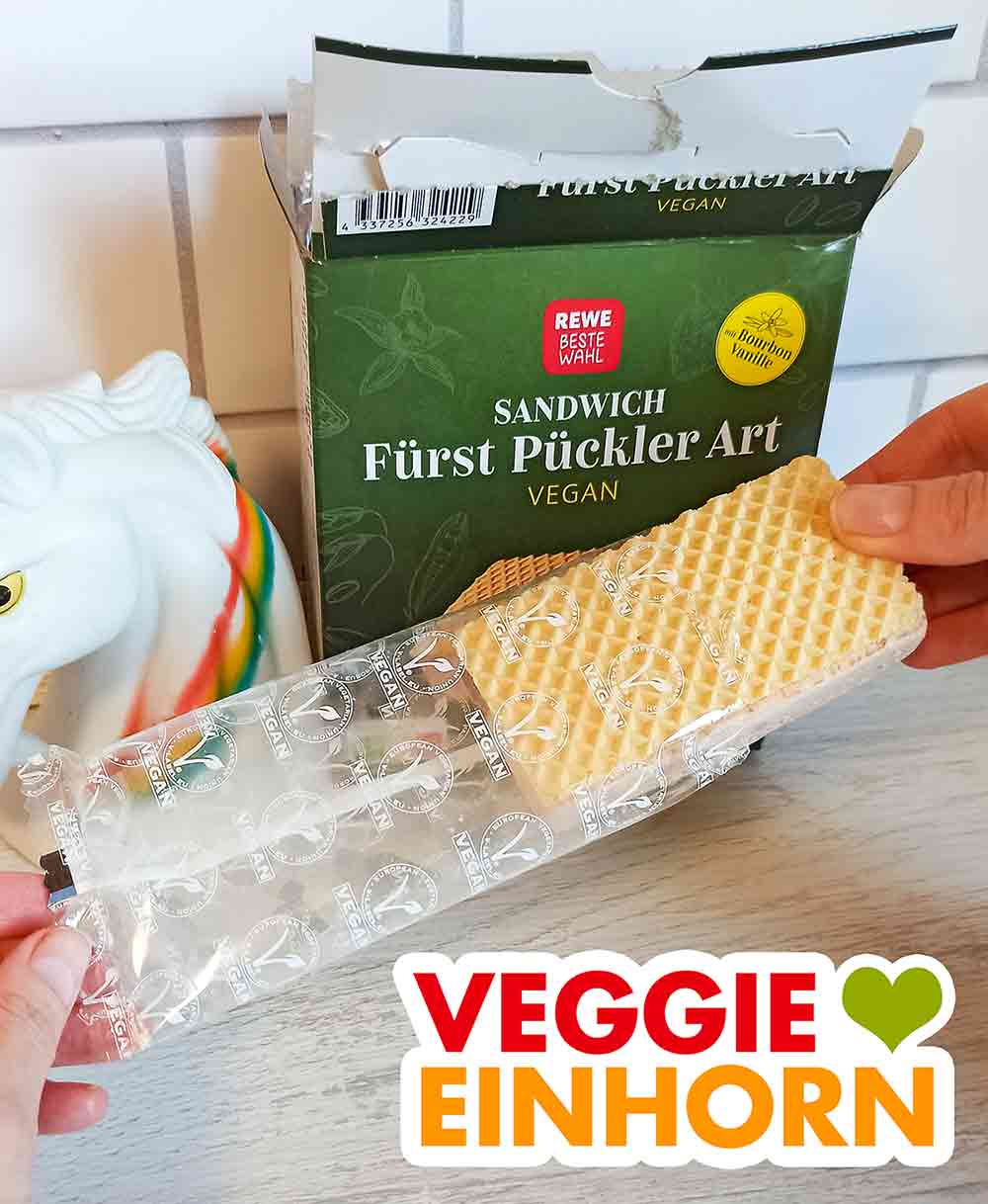 Ein veganes Sandwich Eis Fürst Pückler Art wird aus der Folie ausgepackt.
